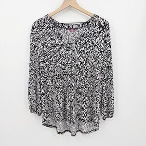 Vince Camuto Abstract Zebra Print Top XL Black‎ White V-Neck 3/4 Sleeve Stretch